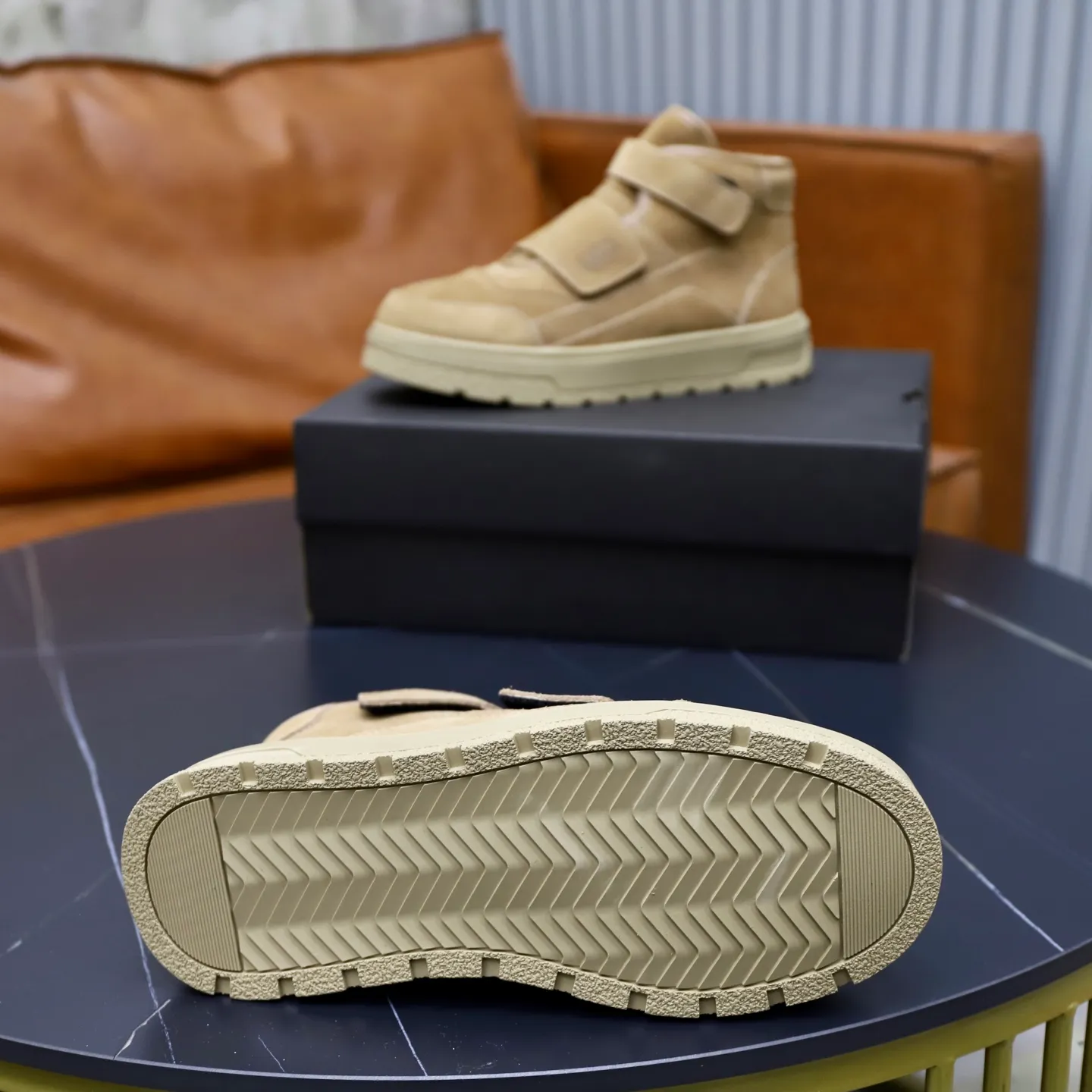 Ex-factory price: 600💰Thick wool imported from Australia Brand: UGG genuine purchase Size: 39-44 Grade: Official website 1:1 Material: First layer of genuine leather waterproof and antifreeze upper Real wool lining Original non-slip soft wear-resistant outsole Style category: Men's casual shoes Trendy style Comfortable on the feet Color: Official website color synchronization
